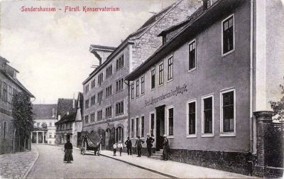 Bild: Blick in die heutige Carl-Schroeder-Straße, rechts das Fürstliche Konservatorium für Musik