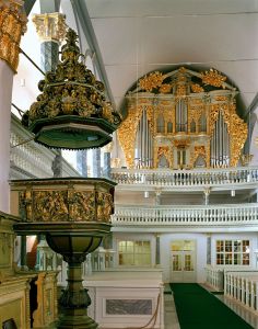 barocke Kanzel und Orgel in der Trinitatiskirche